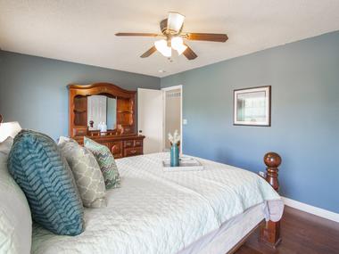 apartment-bed-bedroom-1501272