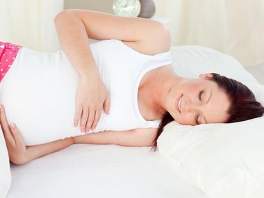 Správná poloha spánku vám v těhotenství může ulevit od problémů